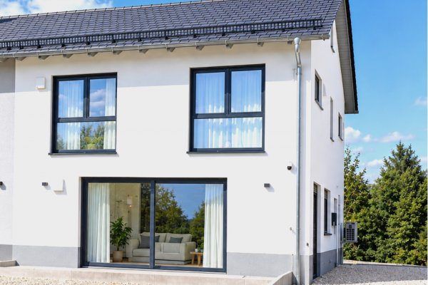 Geltendorf DHH Vorderansicht rechts.jpg